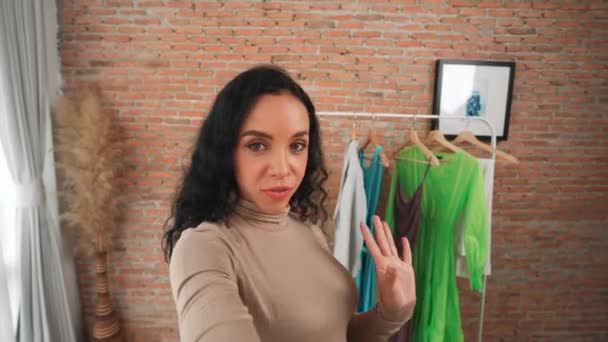 Kobieta Influencer Strzelać Żywo Streaming Vlog Wideo Recenzja Ubrania Kluczowe — Wideo stockowe