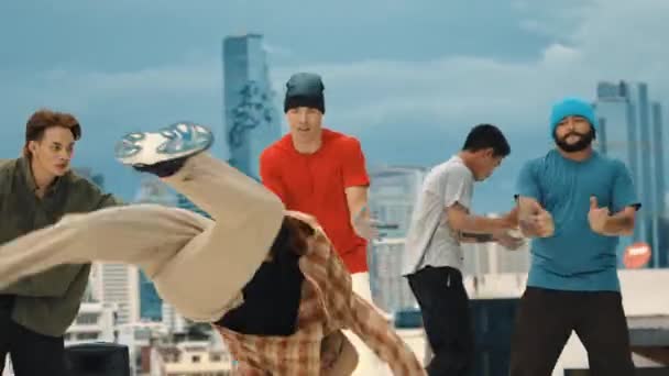 专业的亚洲街头舞蹈家在屋顶上练习男孩跳舞 多文化的朋友在屋顶上跳舞 年轻的现代舞蹈团在跳嘻哈舞 户外运动2024 — 图库视频影像