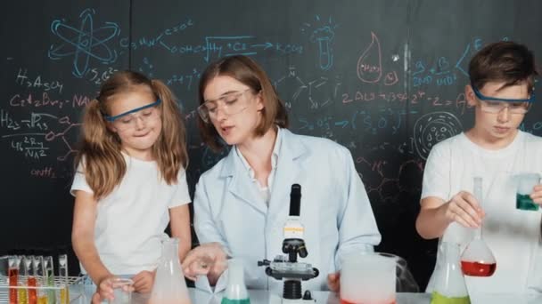 Běloch Míchá Chemickou Tekutinu Zatímco Učitel Dává Rady Profesionální Instruktor — Stock video