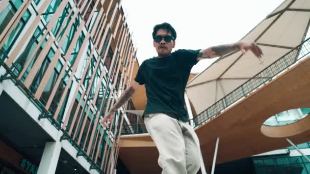 Молодой Латиноамериканец Танцует Перед Камерой Камерой Низкого Угла Профессиональный Энтузиазм — стоковое видео