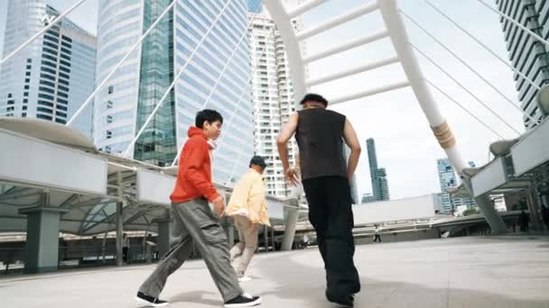 Kvalifikovaní Hipsteři Tančí Společně Zatímco Městě Předvádějí Kroky Profesionální Break — Stock video