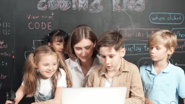 Akıllı Öğretmen Çeşitli Öğrenciler Araba Modelinin Yerleştirildiği Masada Dizüstü Bilgisayara — Stok video