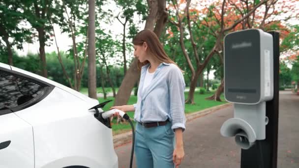Kobieta Ładuje Akumulator Samochodu Elektrycznego Podczas Podróży Samochodem Sezonie Autumanl — Wideo stockowe