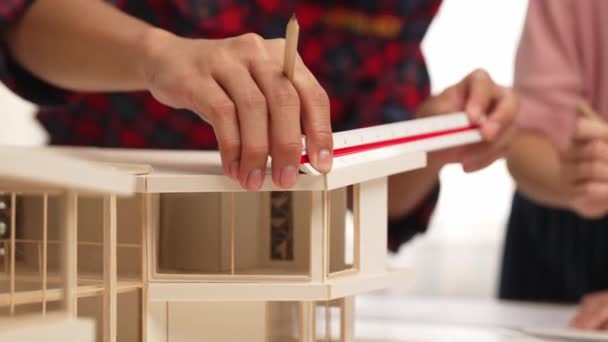 Zeitlupe Home Designer Mit Architektonischen Geräten Überprüfen Und Messen Architektonische — Stockvideo