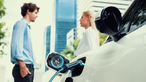 비즈니스 사람들은 주차장에 충전소 디스플레이 스마트 배터리 홀로그램에서 자동차를 이산화탄소를 — 비디오