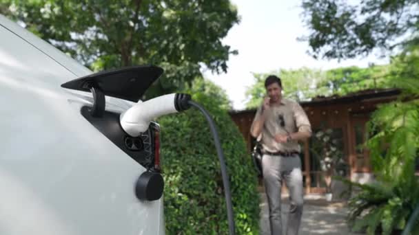 Wolno Poruszający Się Człowiek Zrównoważone Miejskie Dojazdy Samochodów Elektrycznych Ładowania — Wideo stockowe