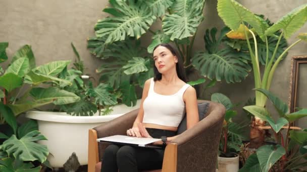 Jovem Mulher Moderna Esticando Seu Corpo Depois Trabalhar Remotamente Relaxar — Vídeo de Stock