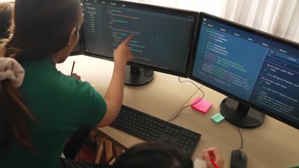 Engenheiro Desenvolvedores Software Back End Para Programação Computadores Trabalhando Juntos — Vídeo de Stock