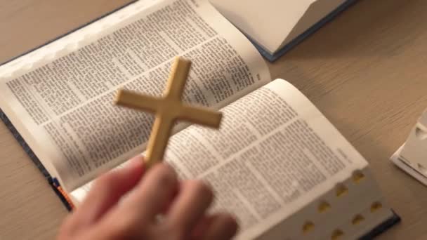 Poczucie Oddania Duchowego Spełnienia Chrześcijańskim Katolickim Naśladowcą Zanurzyć Się Wierze — Wideo stockowe