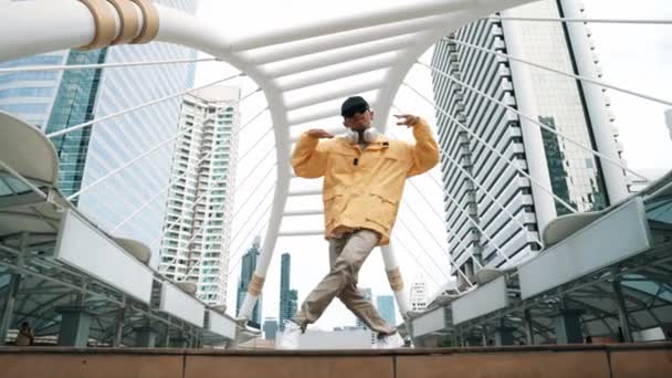 헤드폰을 착용하는 아시아 힙스터 발자국 성능의 카메라 프리스타일 브레이크댄스 스트리트댄스 — 비디오