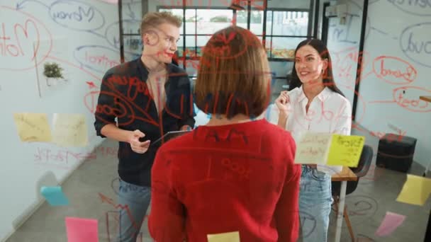 Kreativa Unga Business Team Brainstorming Marknadsföring Plan Medan Vackra Förtroende — Stockvideo