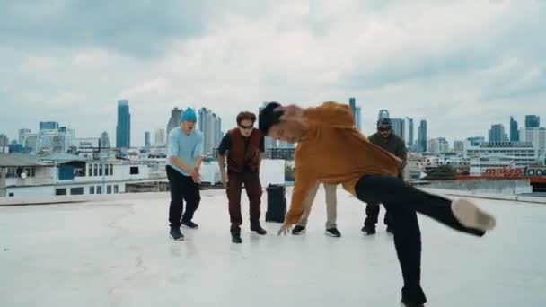 Professioneel Breakdance Team Oefent Boy Dans Terwijl Multiculturele Vrienden Het — Stockvideo