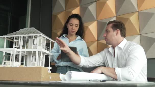 Gerente Proyecto Apuntando Modelo Casa Mientras Discute Sobre Diseño Del — Vídeo de stock
