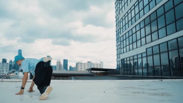 Gökdelende Break Dans Yapan Kafkasyalı Şık Bir Dansçı Modern Şehir — Stok video