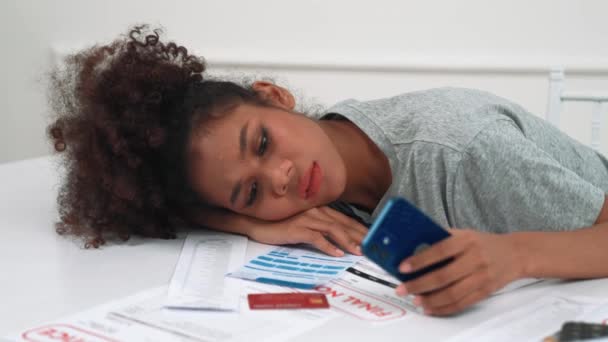 Mujer Joven Estresada Tiene Problemas Financieros Con Deuda Tarjeta Crédito — Vídeo de stock