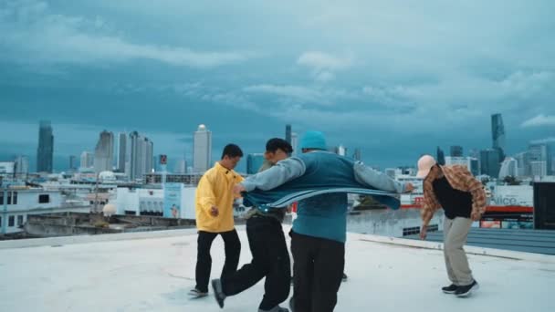 Группа Разнообразных Мультикультурных Хипстеров Носит Стильную Красочную Ткань Танцуя Вместе — стоковое видео
