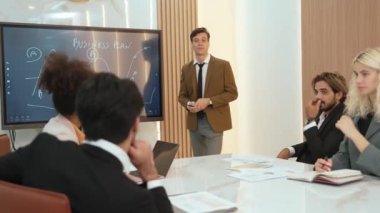 Proje geliştirme planına katılan iş adamlarıyla süslü toplantı odasında sunum. CEO ile yapılan konferans, yeni projesiyle yatırımcı ve meslektaşlarına yönelik planı sundu