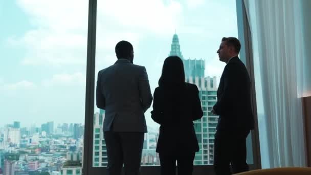Visszapillantás Változatos Ambiciózus Üzletemberek Állnak Díszített Iroda Bámul Ablakon Városkép — Stock videók