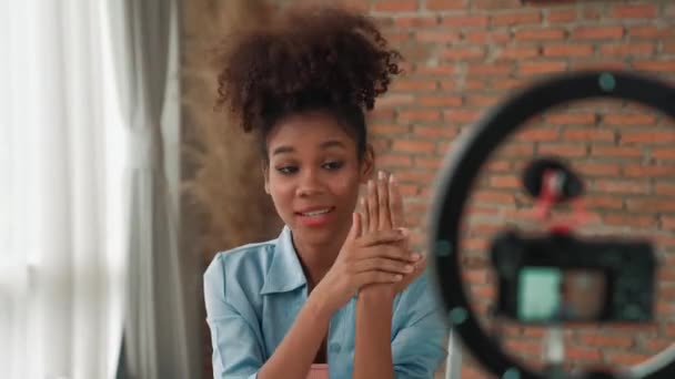 Női Befolyásoló Élő Streaming Vlog Videó Felülvizsgálat Bőrápolás Kritikus Szociális — Stock videók