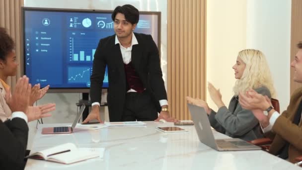 Presentación Oficina Sala Reuniones Adorno Con Equipo Analistas Utilizan Fintech — Vídeos de Stock