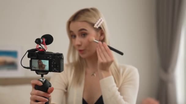 ソーシャルメディアのための美しさと化粧品チュートリアルビデオコンテンツを作る若い女性 美容ブロガーは 視聴者やフォロワーに美容ケアをする方法を示しながら カメラに微笑みます ブリテット — ストック動画