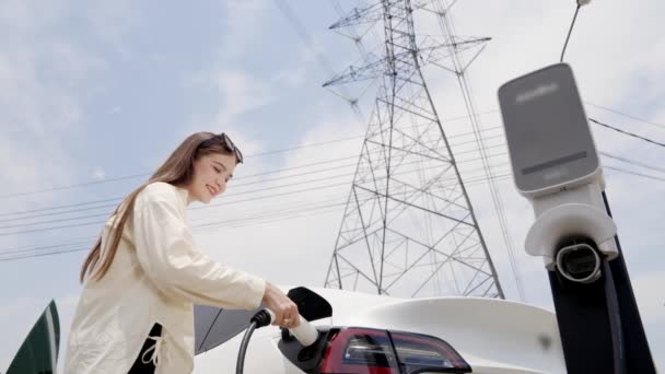 Widok Dolny Slow Motion Kobieta Naładować Akumulator Samochodowy Stacji Ładowania — Wideo stockowe
