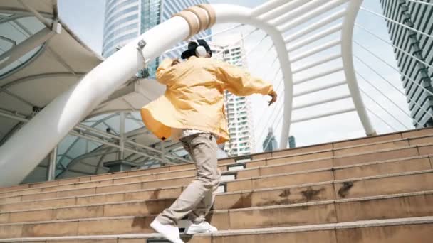 Стильний Азіатський Чоловік Виконує Хіп Хоп Танці Низьким Кутом Камери — стокове відео
