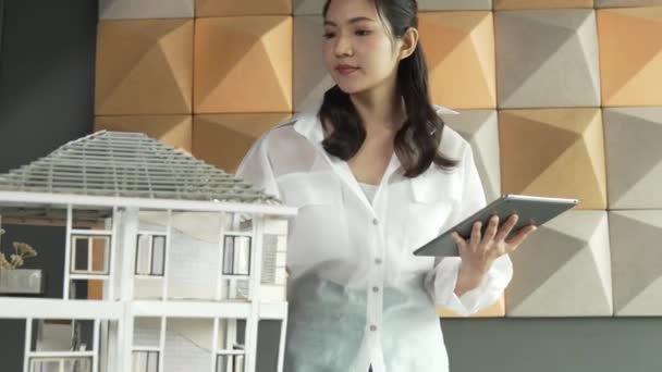 Mooie Project Manager Met Behulp Van Tablet Check House Model — Stockvideo