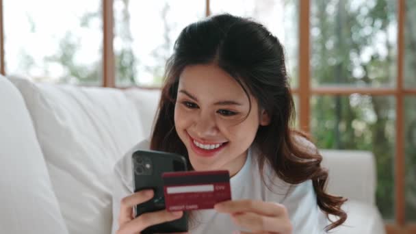 妇女在网上购物或付费 在网上浏览销售现代生活方式的物品 并利用信用卡从受生动的网络安全软件保护的钱包中进行在线支付 — 图库视频影像