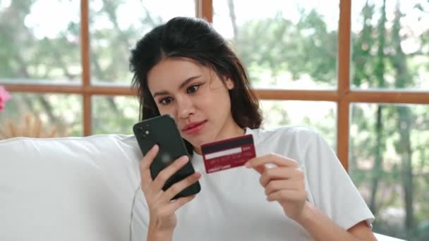 妇女在网上购物或付费 在网上浏览销售现代生活方式的物品 并利用信用卡从受生动的网络安全软件保护的钱包中进行在线支付 — 图库视频影像