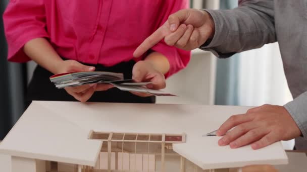 Designer Casa Câmera Lenta Usando Equipamentos Arquitetônicos Desenhar Modelo Enquanto — Vídeo de Stock