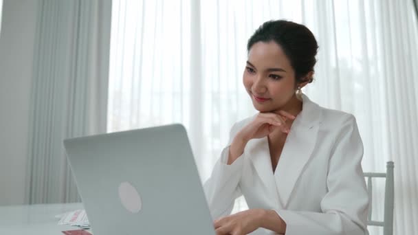 Młoda Bizneswoman Siedzi Biurku Obszaru Roboczego Pomocą Laptopa Internetu Online — Wideo stockowe