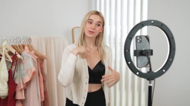 Genç Sosyal Medyum Kadın Moda Videosu Yapıyor Blogcu Kameraya Işık — Stok video