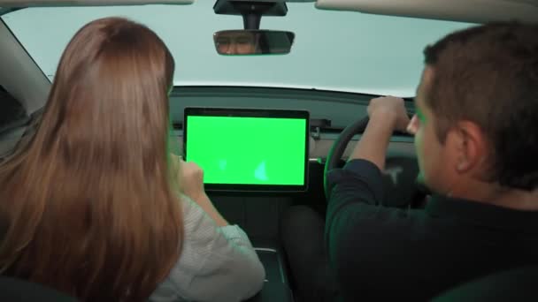 Excursie Vacanță Concept Auto Ecologic Cuplul Tânăr Ecologic Scaunul Șoferului — Videoclip de stoc
