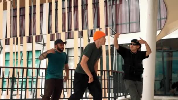 在走廊购物中心 一群时髦的嬉皮士舞着脚步声走向嘻哈音乐 不同的嘻哈舞蹈团表演霹雳舞或街头舞蹈 生活方式 户外运动2024 — 图库视频影像