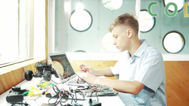 Boční Pohled Studenta Který Dívá Obrazovku Notebooku Opravuje Elektronickou Desku — Stock video