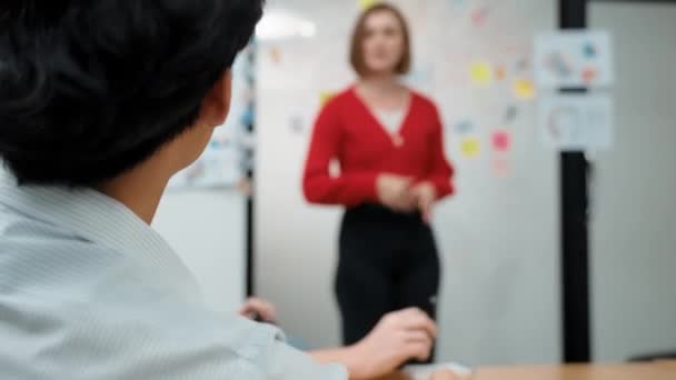 Smart Manager Höja Handen Och Ställa Frågan Kreativa Affärsmöte Medan — Stockvideo