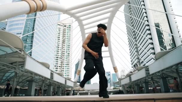 Низкоугольная Камера Профессиональной Уличной Танцовщицы Молодой Привлекательный Смешной Хипстер Переходит — стоковое видео