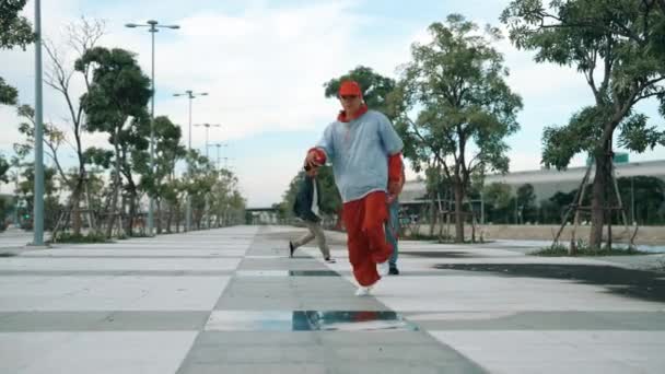 Aantrekkelijke Hipster Die Boy Danst Met Multiculturele Vriend Professionele Knappe — Stockvideo