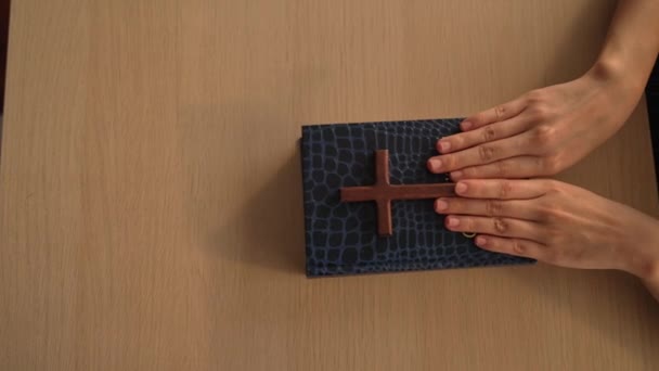 Hand Auf Die Heilige Bibel Mit Kreuz Als Pfand Loyalität — Stockvideo