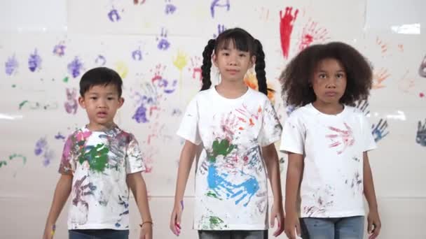 Разнообразные Ученики Поднявшие Руку Показывают Разноцветные Окрашенные Руки Группа Учащихся — стоковое видео
