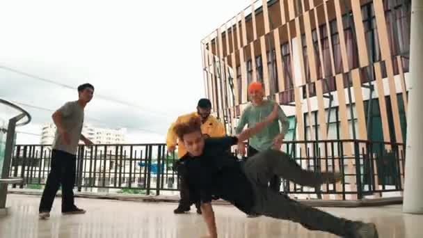 Bir Grup Hippi Koridor Alışveriş Merkezinde Hip Hop Müziğine Ayak — Stok video