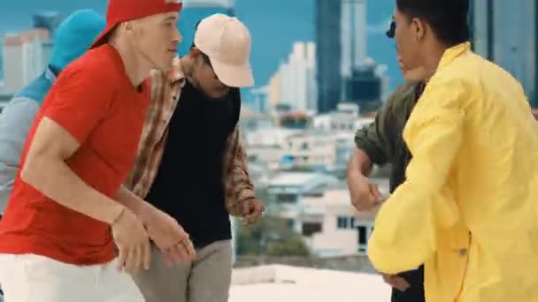 Zróżnicowany Hipster Nosić Stylowy Kolorowy Strój Podczas Tańca Razem Dachu — Wideo stockowe