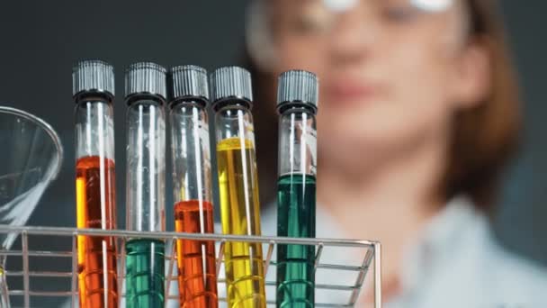 Professionele Wetenschapper Brengen Gekleurde Oplossing Chemische Vloeistof Doen Experiment Het — Stockvideo