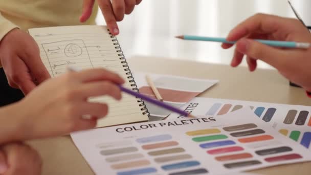 Defterine Yeni Tasarım Taslağı Hazırlayan Projeyi Denetleyen Müşteriyle Renk Seçimi — Stok video