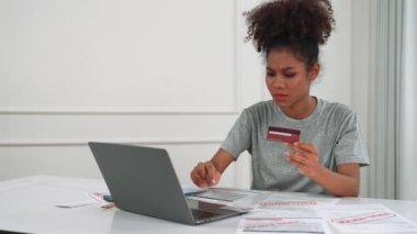 Stresli genç bayanın kredi kartı borçlarıyla ilgili mali sorunları var. Kötü kişisel para ve ipotek yönetimi krizi kavramının önemli bir göstergesi..