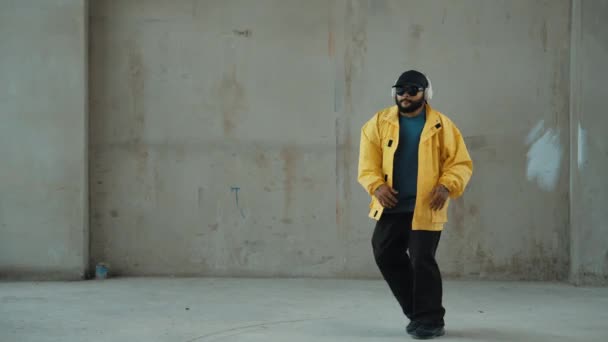 Hipster Pokazuje Lub Ćwiczy Kroki Ulicy Miejskim Mieście Motion Shot — Wideo stockowe