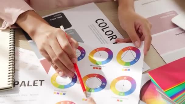 Primer Plano Mano Dos Brainstorming Diseñador Elegir Color Para Trabajo — Vídeo de stock
