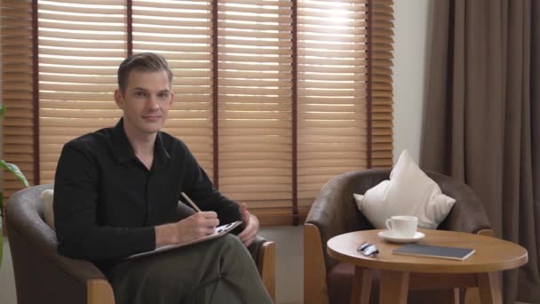 Homme Psychologue Assis Sur Fauteuil Dans Bureau Psychiatre Une Salle — Video