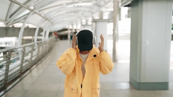 Closeup Asian Hipster Moving Hip Hop Music Waving Hand Professional — Stock Video
